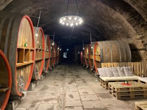 Im Kellereischloss zu Hammelburg lagern diese Holzfässer. Bis zu 700 000 Liter Wein beherbergte das barocke Kellereischloss der fuldischen Fürstäbte im 18. Jahrhundert. – Foto: Verena Dotzel
