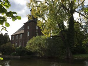 Haus Wohnung, ein ehemaliger Adelssitz, heute im Besitz eines rheinischen Energieunternehmens. Ausgangspunkt der imaginierten Rheinreise.