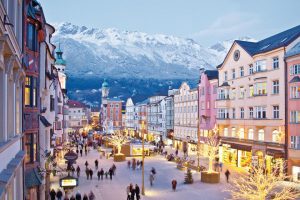 Funkelnder Lichterglanz breitet sich im Winter in der Innsbrucker Innenstadt aus. - Foto: Innsbruck Tourismus