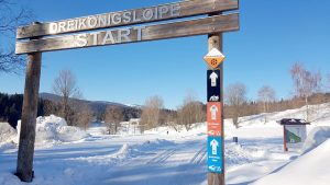 Und los geht`s: Die Dreikönigsloipe in Mauth. – Foto: Beatrice Eller.