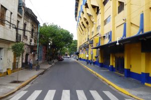 In Gelb-Blau, den Farben der Boca Juniors, ist auch das Stadion gestrichen. Die Fußballarena liegt mitten im Stadtviertel La Boca