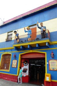 In Gelb-Blau, den Farben der Boca Juniors, ist auch das Stadion gestrichen. Die Fußballarena liegt mitten im Stadtviertel La Boca