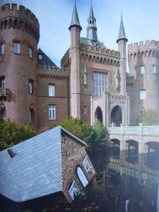 Schloss Moyland und das versinkende Haus von Tea Mäkipää. Das Schloss zeigt permanent Kunst von Joseph Beuys und ist ein Forschungszentrum zu Beuys.