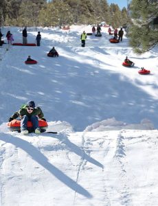 „Tubing“, also mit einem schlauchähnlichen Gefährt den Berg hinunter, zieht im Flagstuff Snow Park besodners Kinder und Jugendliche an. – Foto: Ciscover Flagstaff