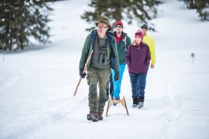 Wildbeobachter Roman Runggaldier führt in kleinen Gruppen durch den schneebedeckten Naturpark. – Foto: Dolomites Val Gardena-Grödental. – Foto: Val Gardena-Grödental