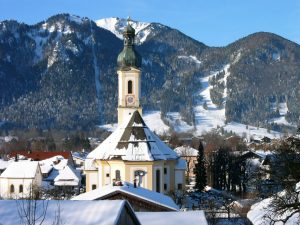 Die Pfarrkirche St. Jakobus wurde 1722 von dem Münchner Stadtmaurermeister Adam Schmidt auf Wunsch des Hofmarksherrn Graf Ferdinand Joseph von Herwarth erbaut. – Foto: Tourismus Lenggries