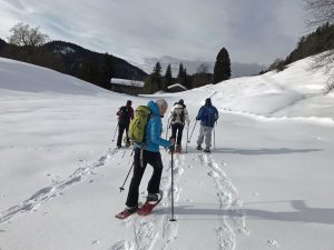 Die Tour mit den Schneeschuhen durch das verwunschene Schwarzenbachtal ist 2,5 Kilometer lang. – Foto: Kunz-PR