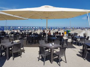 Diese Bar am Strand lädt zum Verweilen ein. – Foto: Frank Heinzl