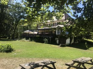 Auf der Terrasse der „Alten Villa“ in Utting kann man es sich gut gehen lassen. – Foto: Kunz-PR