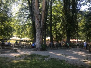 Sich eine kühle Maß und eine deftige Brotzeit in einem schattigen Biergarten schmecken lassen, das ist bayerisches Laissez-faire. – Foto: Kunz-PR