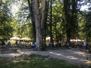 Sich eine kühle Maß und eine deftige Brotzeit in einem schattigen Biergarten schmecken lassen, das ist bayerisches Laissez-faire. – Foto: Kunz-PR