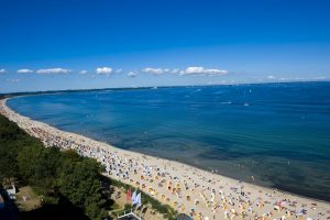 Besser geht`s nicht: Blauer Himmel, eine blaue Ostsee und ein kilometerlanger Sandstrand. – Foto: TSNT GmbH 