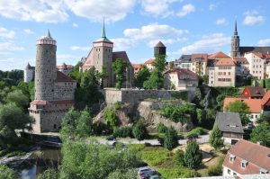 Altstadtpanorama mit (von links) der Alten Wasserkunst (das Wahrzeichen der Stadt), Michaeliskirche, Wasserturm und Dom St. Petri. – Foto: Jens-Michael Bierke