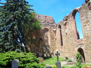 Die Nikolaikirche wurde im Dreißigjährigen Krieg zerstört und ist seitdem eine Ruine. Der Innenraum dient seit 1745 als Friedhof.– Foto: Dieter Warnick