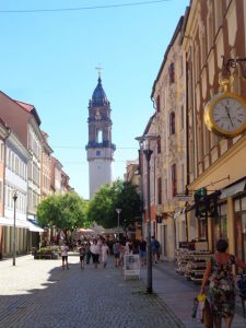 Im Volksmund der „schiefe Turm von Bautzen“ genannt, steht der Reichenturm am Ende der Reichenstraße, Bautzens Haupteinkaufsstraße in der Altstadt. Der Boulevard mit vielen Geschäften führt vom Kornmarkt zum Hauptmarkt. – Foto: Dieter Warnick