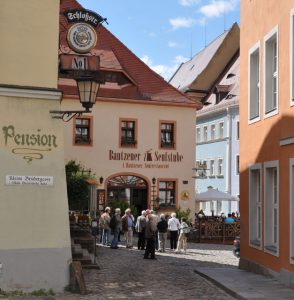 Der großzügig gestaltete Hauptmarkt mit Barockhäusern entstand um das Jahr 1200 und diente im Mittelalter als Richtstätte. – Foto: Dieter Warnick