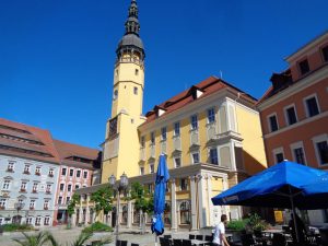 Das Rathaus von Bautzen wurde 1213 als steinernes Haus für sieben Schöffen erbaut. Der Turm wurde in den Jahren zwischen 1489 und 1493 errichtet. 1582 wurde das Gebäude um ein Stockwerk erhöht. Nach der Zerstörung durch Brände (1634 und 1704) wurde es 1705 im Barockstil wieder aufgebaut; der Turm erhielt dabei eine dreistöckige „Bekrönung“ . – Foto: Dieter Warnick