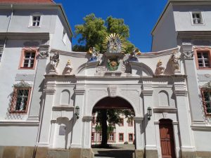 Das Domstift St. Petri ist seit seiner Entstehung zu Beginn des 13. Jahrhunderts das Zentrum der katholischen Kirche in der Oberlausitz. Es beherbergt das Bischöfliche Ordinariat, das Archiv (seit 1921), die Bibliothek (seit 1350) und die Domschatzkammer (seit 1885). – Foto: Dieter Warnick