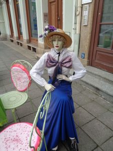 Vor dem Cafe 1900 am Obermarkt wartet diese Frau aus dem 19. Jahrhundert darauf, bedient zu werden. – Foto: Dieter Warnick