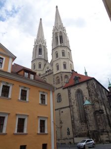 Die Pfarrkirche St. Peter und Paul, kurz Peterskirche genannt, thront über dem Neißetal und beherrscht durch das weithin sichtbare Turmpaar die historische Altstadt. – Foto: Dieter Warnick