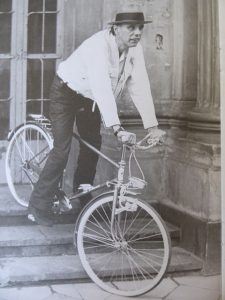Joseph Beuys auf den Stufen der Kunstakademie Düsseldorf.