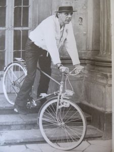 Joseph Beuys auf den Stufen der Kunstakademie Düsseldorf.