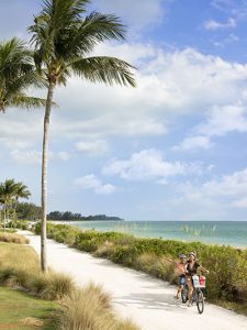 In Florida eine Radtour zu unternehmen hat einen besonderen Reiz. - Foto: The Beaches of Fort Myers & Sanibel_cycling at the beach.jpg