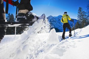 Die wiederentdeckte Trendsportart Schneeschuhwandern ist bestens geeignet, die reizvolle Natur im Tiroler Lechtal zu erleben. – Foto: Tiroler Lechtal / Robert Eder