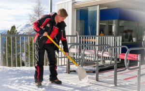 Fabian Lösch durfte während seiner Ausbildung zum Seilbahntechniker und Betriebselektriker auch „niedere“ Arbeiten verrichten. – Foto: Hochzeiger-Bergbahnen