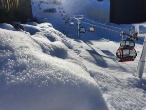 Noch herrscht Ruhe – vor der ersten Bergfahrt fahren die Gondeln leer. – Foto: Fabian Lösch