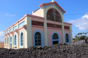 Während auf einer Breite von fünf Kilometern beim letzten Vulkanausbruch 2007 auf La Reunion alle Häuser vernichtet wurden, floss der heiße Strom links und rechts an dieser kleinen Kirche vorbei. - Foto: Kurt Sohnemann
