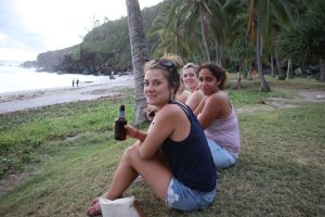 Locker mit einem Bier am Strand sitzen ist auf La Reunion für die heimische Bevölkerung eine ganz natürliche Freizeitgestaltung. - Foto: Kurt Sohnemann