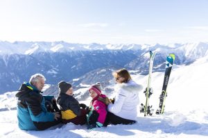 Gemeinsam verbrachte, aktive Zeit tut den Großeltern genauso gut wie den Enkeln. - Foto: Serfaus-Fiss-Ladis-Marketing GmbH / Daniel Zangerl 