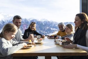 Wer den ganzen Tag an der frischen Luft ist, der hat sich eine Stärkung verdient. - Foto: Serfaus-Fiss-Ladis-Marketing GmbH / Daniel Zangerl 