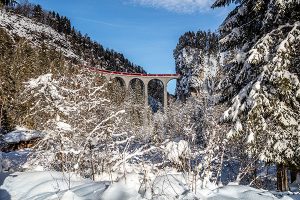 Das Landwasserviadukt ist eine 65 Meter hohe und 136 Meter lange Eisenbahnbrücke im Netz der Rhätischen Bahn in der Nähe des Bahnhofs Filisur und gilt als ein Wahrzeichen der Bahngesellschaft. Rund 22’000 Züge überqueren pro Jahr das Viadukt, täglich sind es rund 60. Das Viadukt gehört seit dem 7. Juli 2008 zum UNESCO-Weltkulturerbe. – Foto: Rhätische Bahn / Andrea Badrutt