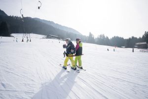 Ideal für Kinder und Einsteiger sind die sanften Pisten in Thiersee, in Bad Häring und Schwoich mit ihren Schleppliftanlagen. – Foto: Sternmanufaktur / Christiane Hammer