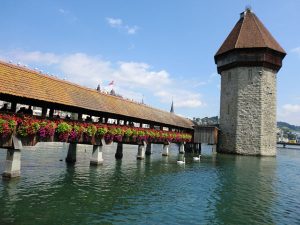 Ausgangspunkt ist Luzern, hier die Kapellbrücke mit Wasserturm. – Foto: Dieter Warnick