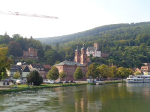 Miltenberg wird gern auch als „Perle am Main“ bezeichnet. Hier ein Blick auf die St. Jakobus-Kirche und die Mildenburg. – Foto: Dieter Warnick