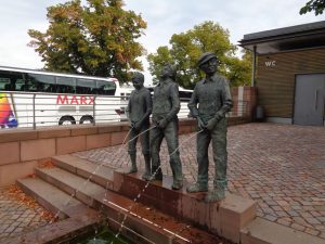 Die Miltenberger werden als „Staffelbrunser“ bezeichnet. Darauf aufmerksam gemacht wird mit dem „Staffelbrunserbrunnen“. – Foto: Dieter Warnick