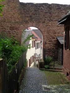 Von der Mildenburg aus geht es, wer den direkten Weg nimmt, relativ steil hinab in die Altstadt. – Foto: Dieter Warnick