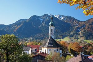 Die Berge locken: Lenggries funkelt in der Herbstsonne. -  Foto: Tourismus Lenggries / Christian Bäck