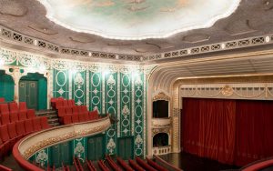 Schon früh wurde in Bad Kissingen Theater gespielt – doch 1904 musste ein Theaterbau her, der dem Rang als Weltbad auch wirklich entsprach. Architekt Max Littmann wurde damit beauftragt. Beliebt ist das Kurtheater heute nicht nur wegen der vielen hochkarätigen Gastspiele, sondern auch wegen seiner eleganten Ausstattung. - Foto: Bayer. Staatsbad Bad Kissingen / Heji Shin