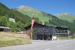 Nicht zu übersehen: Die Wunderkammer in Elbigenalp. – Foto: Wunderkammer Elbigenalp