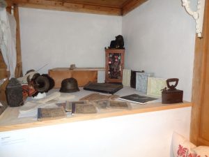 Der Kachelofen in der Stube war neben der Feuerstelle in der Küche die einzige Wärmequelle im Haus. Über der Stube befand sich das Kinderzimmer – das über ein kleines Schlupfloch in der Stubendecke mit geheizt wurde. – Foto: Dieter Warnick