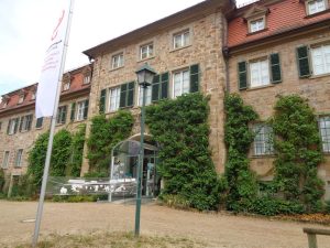 Das Museum Obere Saline ist eine museale Einrichtung im Bad Kissinger Stadtteil Hausen. Das Museum befindet sich im Gebäude der Oberen Saline und besteht aus den Abteilungen „Bismarck-Museum“, „Salz und Salzgewinnung“, „Heilbad Kissingen“, „Weltbad Kissingen“ und „Spielzeugwelt“. – Foto: Dieter Warnick