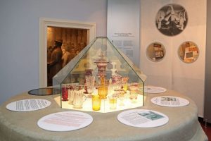 In der Ausstellung „Heilbad Kissingen“ werden Originalgläser gezeigt, aus denen früher von den Heilbrunnen getrunken wurde. – Foto: Rudi Merkl