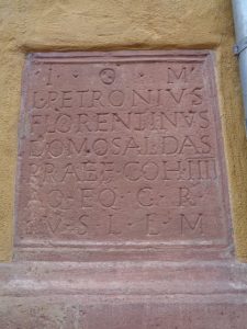 Weihestein des Präfekten Lucius Petronius Florentinus, eingemauert im Sockel des Gebäudes Römerstraße 41. – Foto: Dieter Warnick