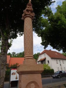 Die Jupitergigantensäule steht in der Römerstraße 3. Eine Jupitergigantensäule ist ein charakteristischer Typ archäologischer Denkmale aus der Zeit des Römischen Reiches. – Foto: Dieter Warnick