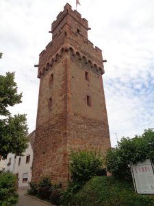 Der mittelalterliche Almosenturm ist 22,50 Meter hoch und steht an der Südostecke der Stadtbefestigung – er ist das Wahrzeichen Obernburgs. – Foto: Dieter Warnick