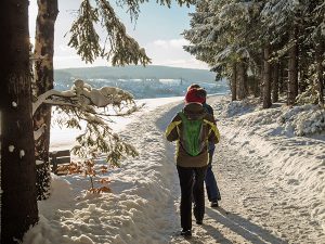 Tolle Ausblicke bietet der zertifizierte Winterwanderweg. – Foto: Marketing GmbH Ochsenkopf / Manfred Sieber 